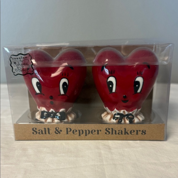 johanna parker Other - Johanna Parker Heart Salt & Pepper Shakers NWT Rare [|]